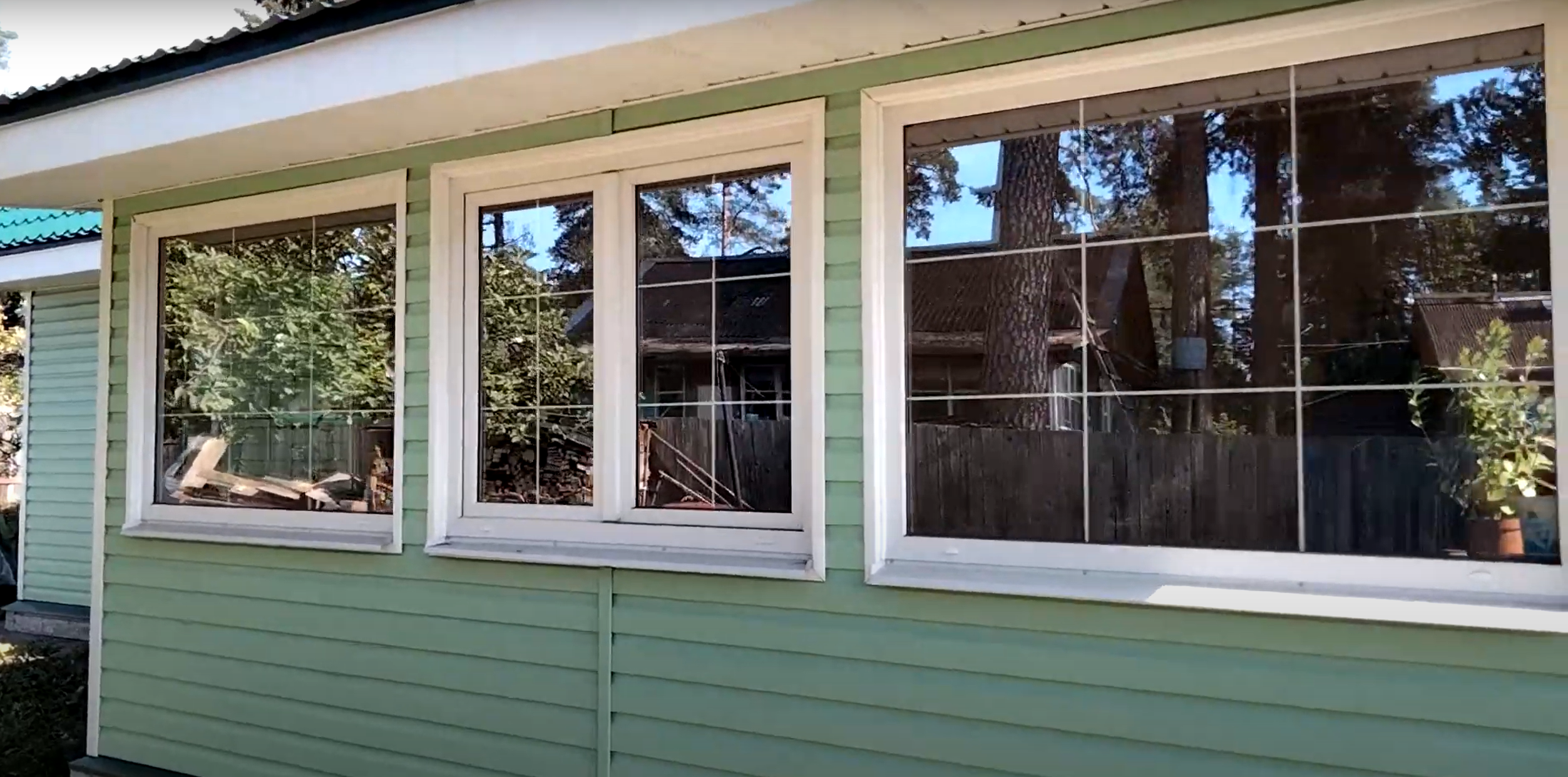 Установка двухстворчатых окон в загородный дом