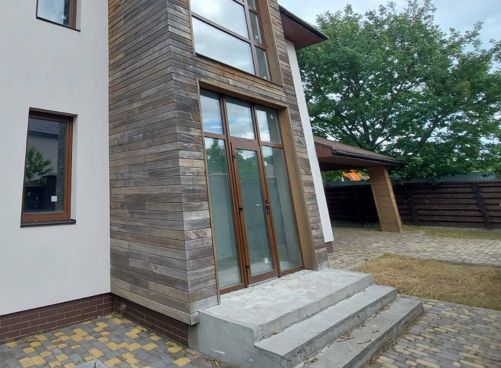 Монтаж пластиковой двери в частный дом